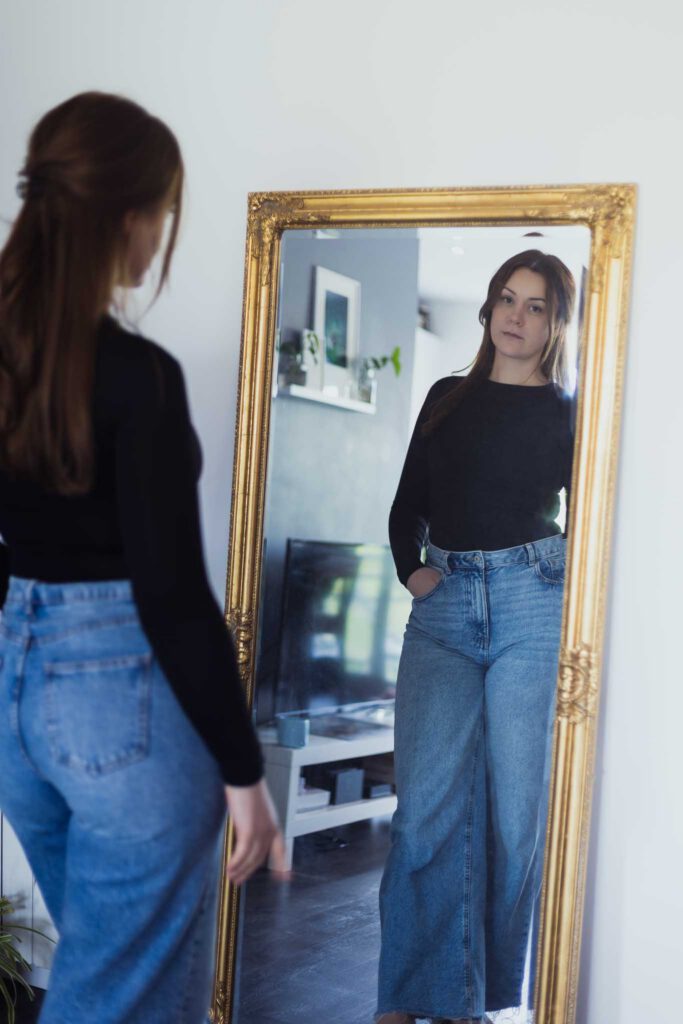Regard intérieur – Portrait en miroir en lumière naturelle