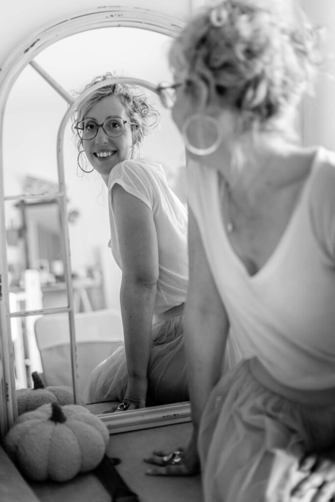 Regard intérieur Portrait en miroir en lumière naturelle