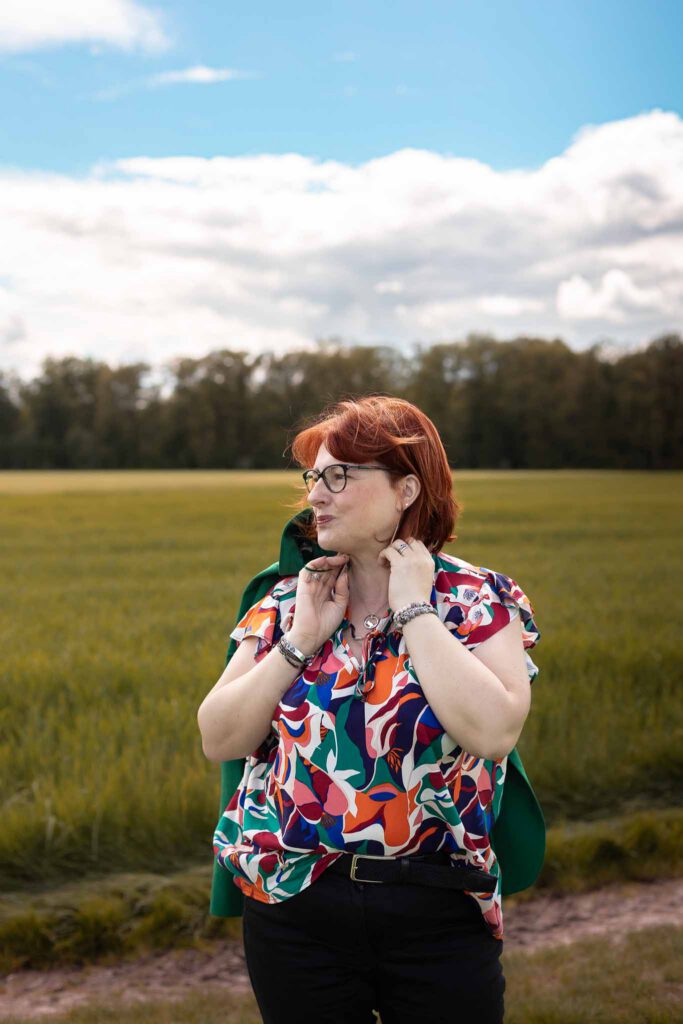 Portrait féminin en extérieur — Confiance en soi et authenticité