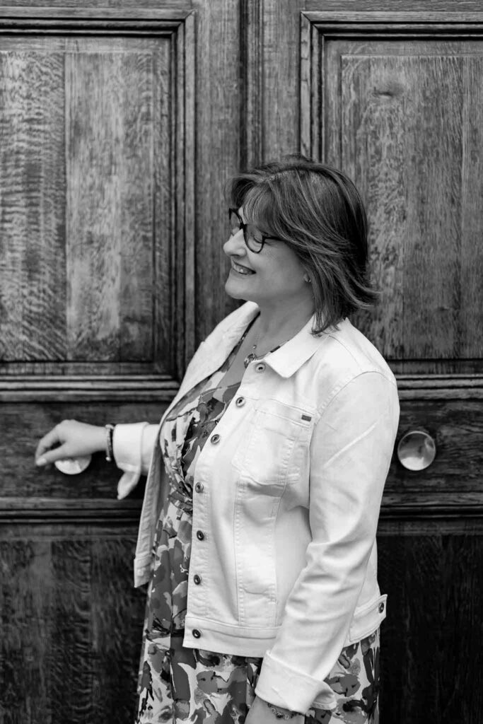  Portrait féminin en noir et blanc en extérieur — Confiance en soi et authenticité