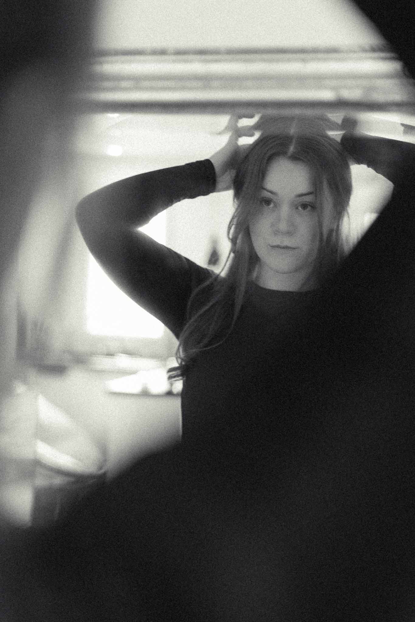 Regard intérieur – Portrait en miroir en lumière naturelle