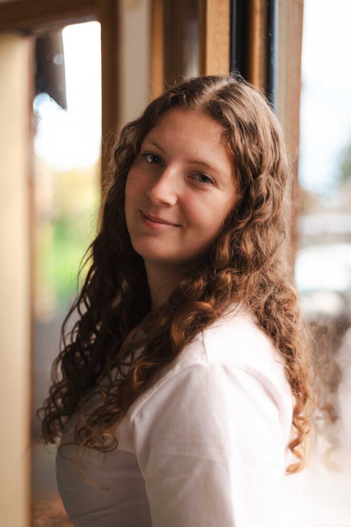 Portrait naturel en lumière douce – Photographe portraitiste à Évreux et alentours