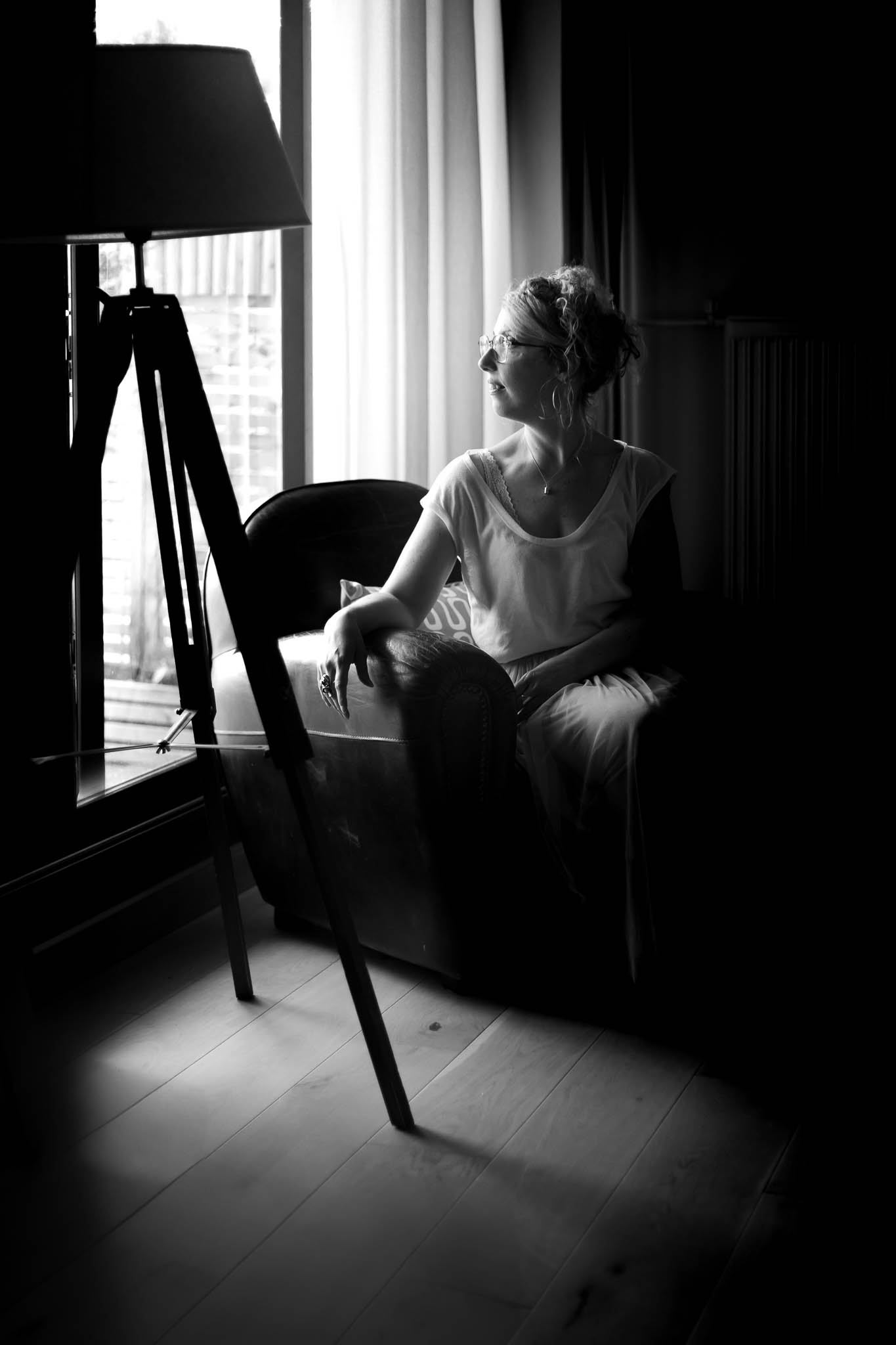  Portrait artistique en clair-obscur d’une femme – Photographe à Évreux et alentours
