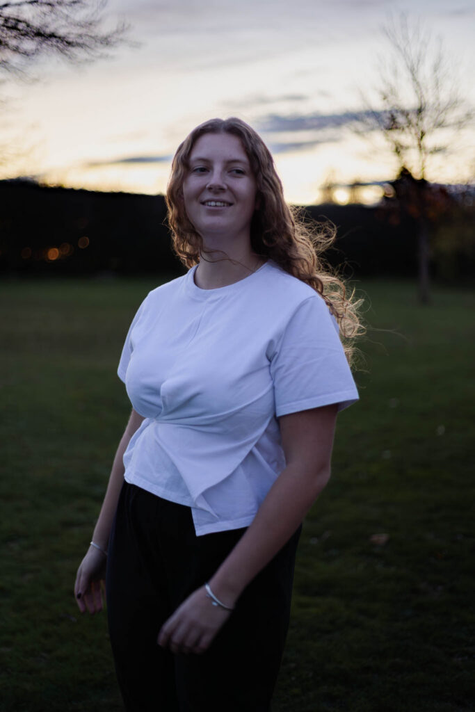 Portrait féminin en extérieur au coucher du soleil – Photographe portraitiste à Évreux