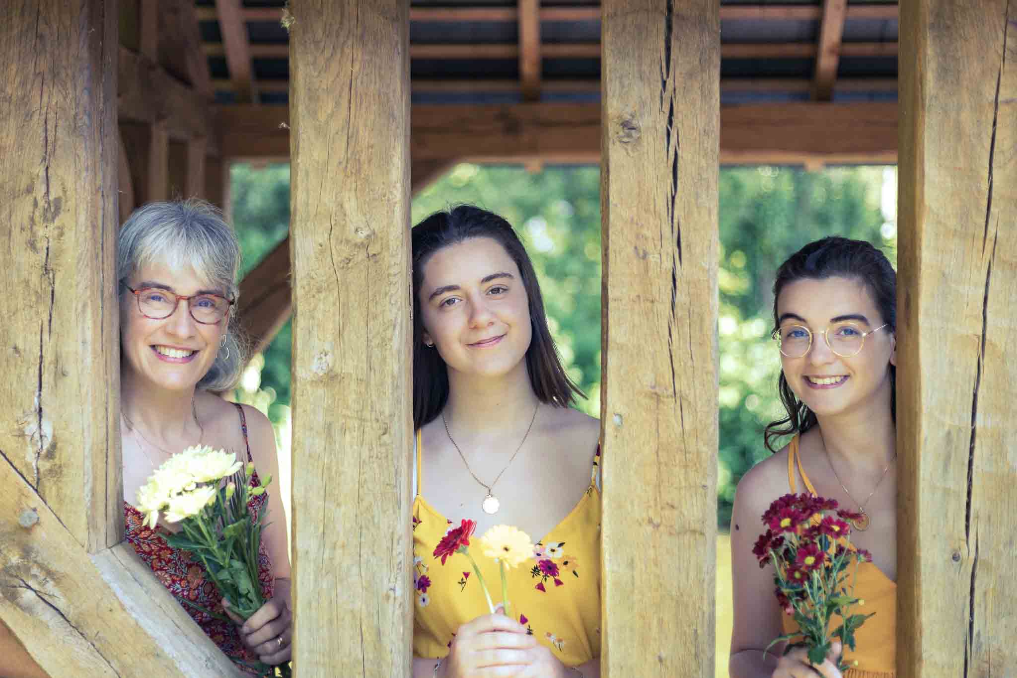 Portrait familial lumineux – Séance photo mère-filles en extérieur