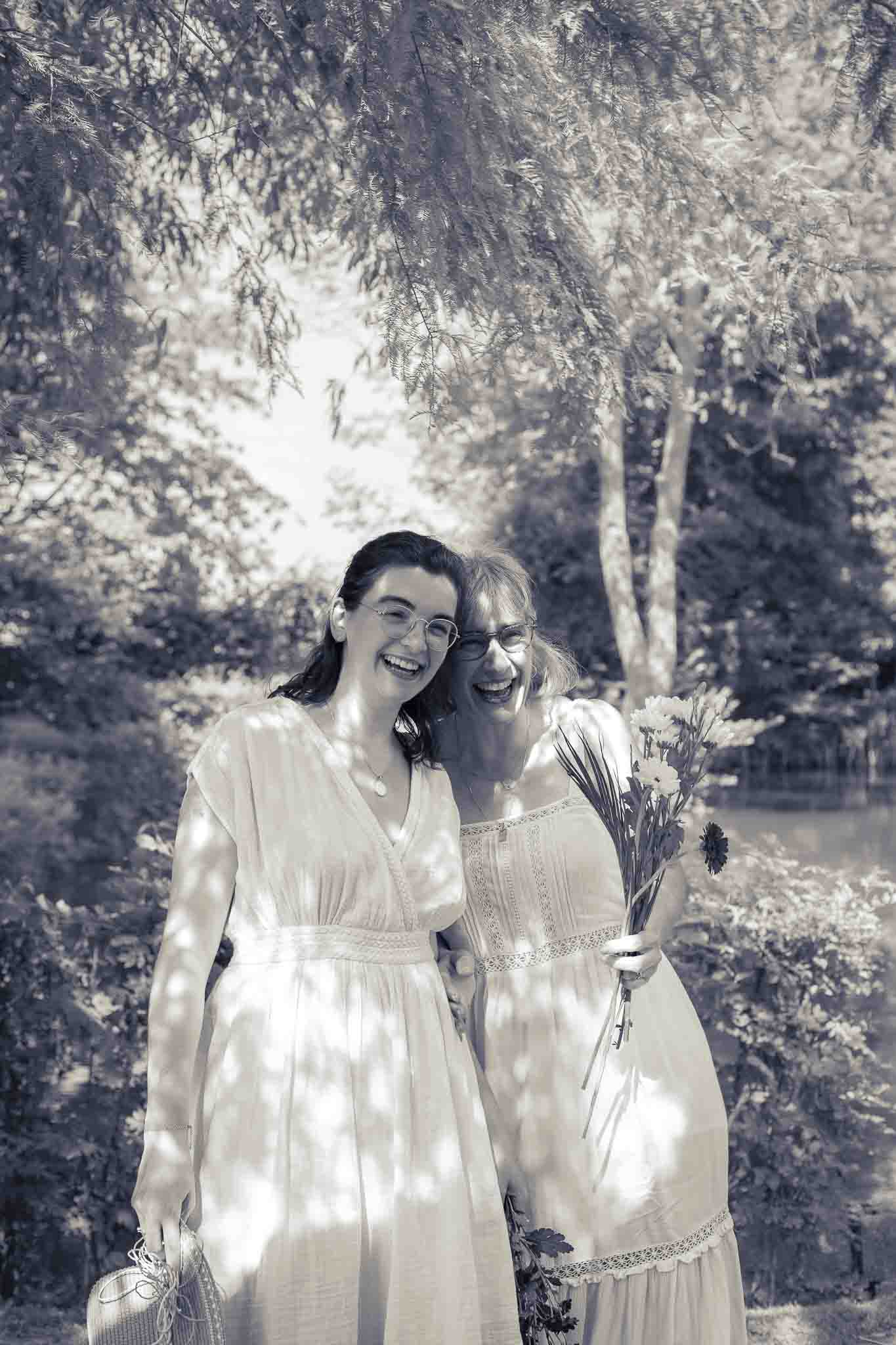 Portrait familial lumineux en noir et blanc – Séance photo mère-filles en extérieur