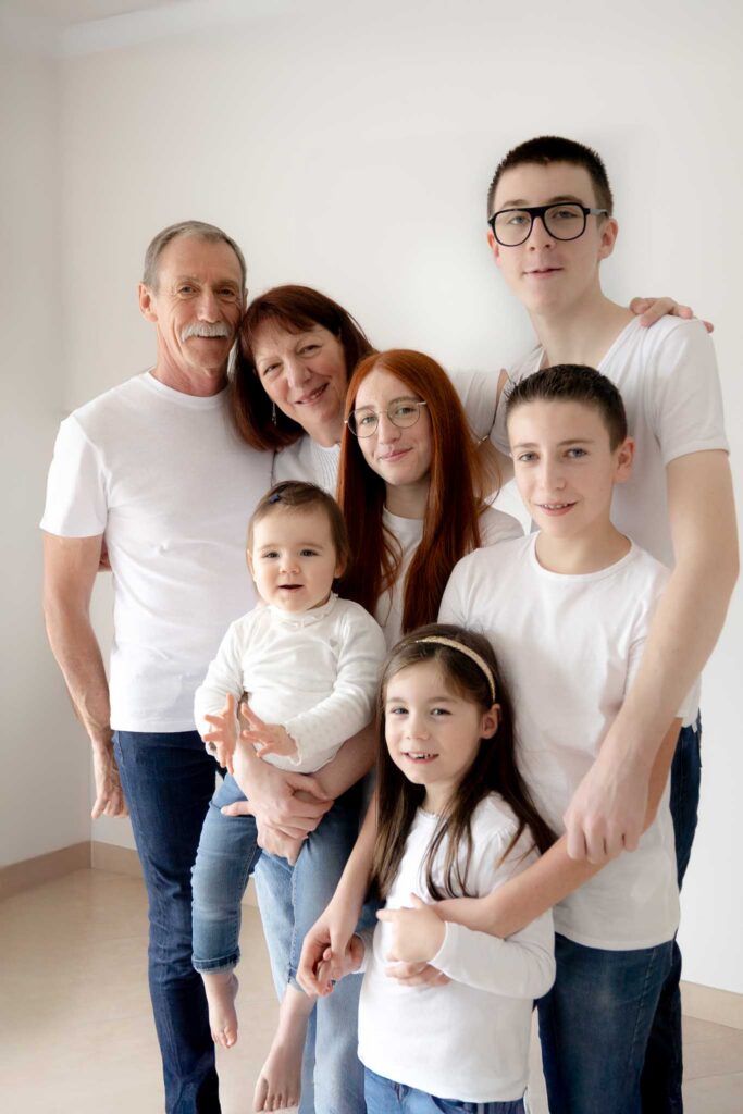 Portrait familial lumineux en studio – Photographe famille à Évreux (Eure)