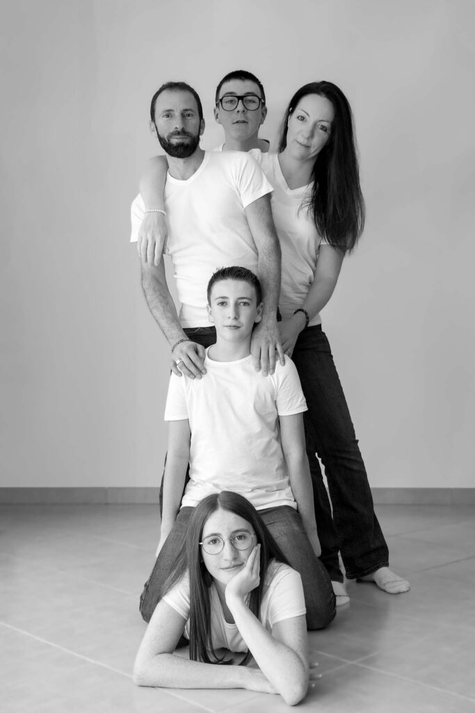 Portrait familial créatif en studio – Photographe à Évreux, Eure