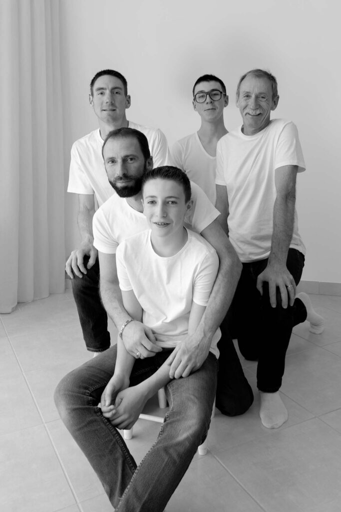 Portrait intergénérationnel plein d’émotion – Séance photo famille à Évreux (Eure)
