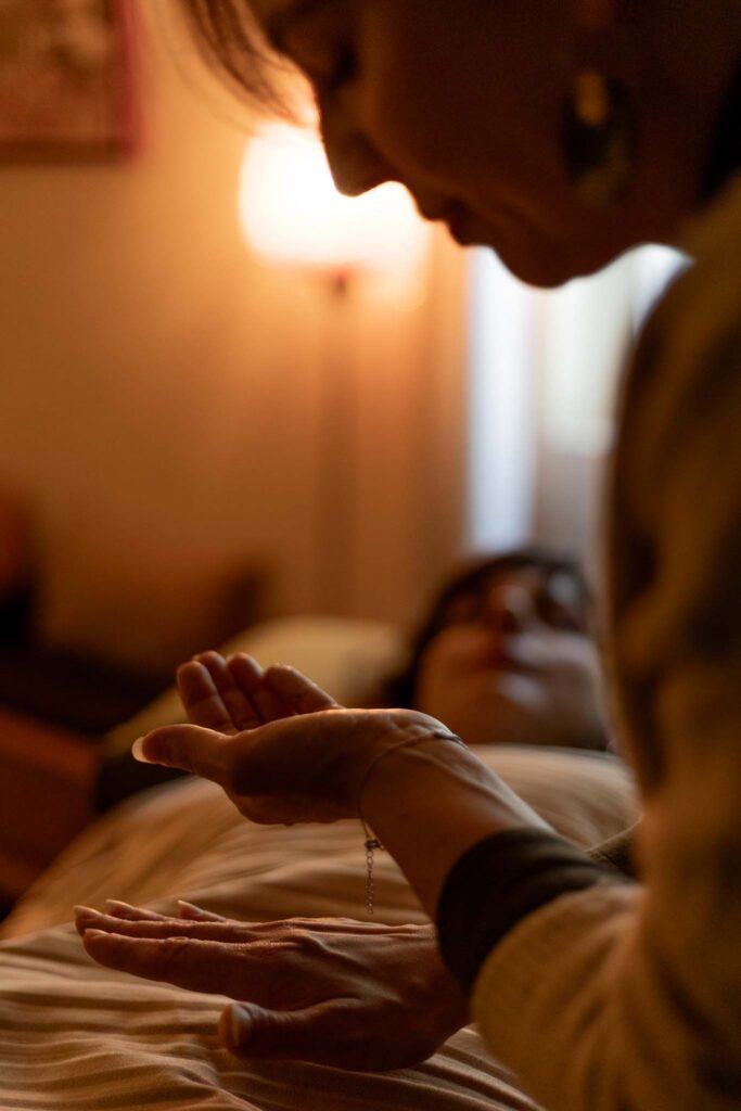 Soin Reiki enveloppé d’une lumière douce à Évreux