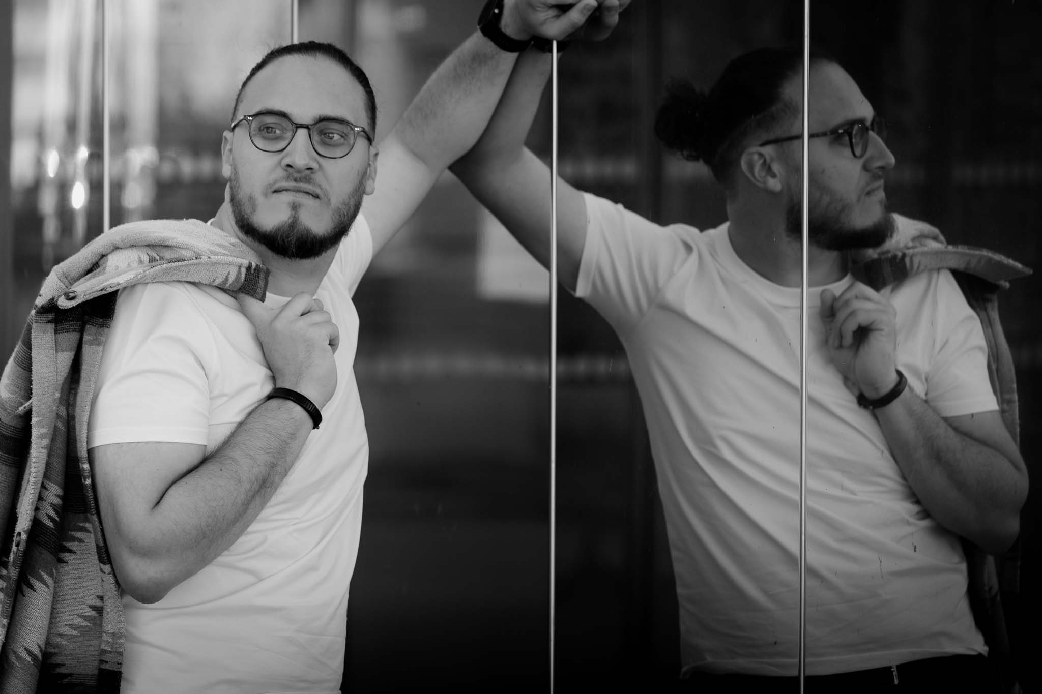 Portrait urbain avec jeu de reflet – Séance confiance en soi à Évreux