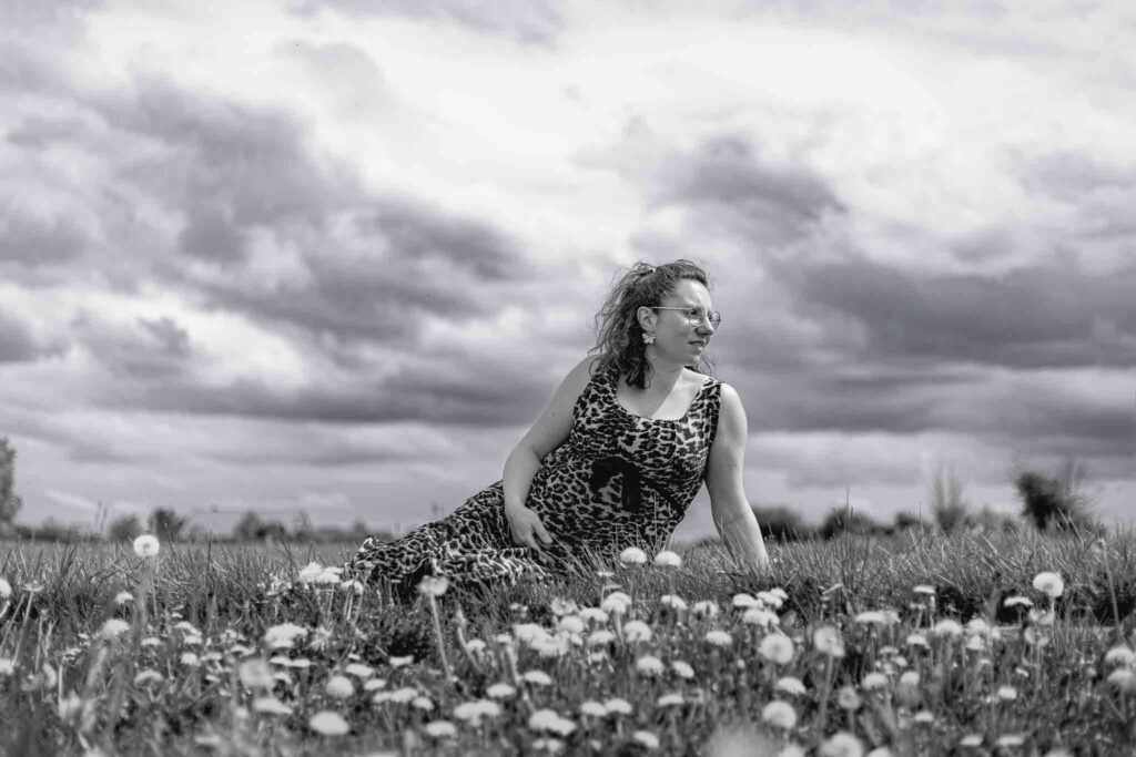 129. Séance grossesse dans un champ fleuri – Photographe maternité à Évreux