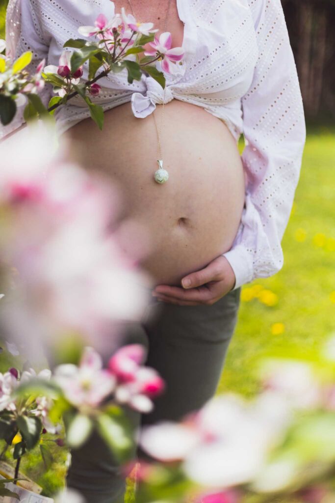 Détail de grossesse fleuri – Séance maternité en extérieur à Évreux