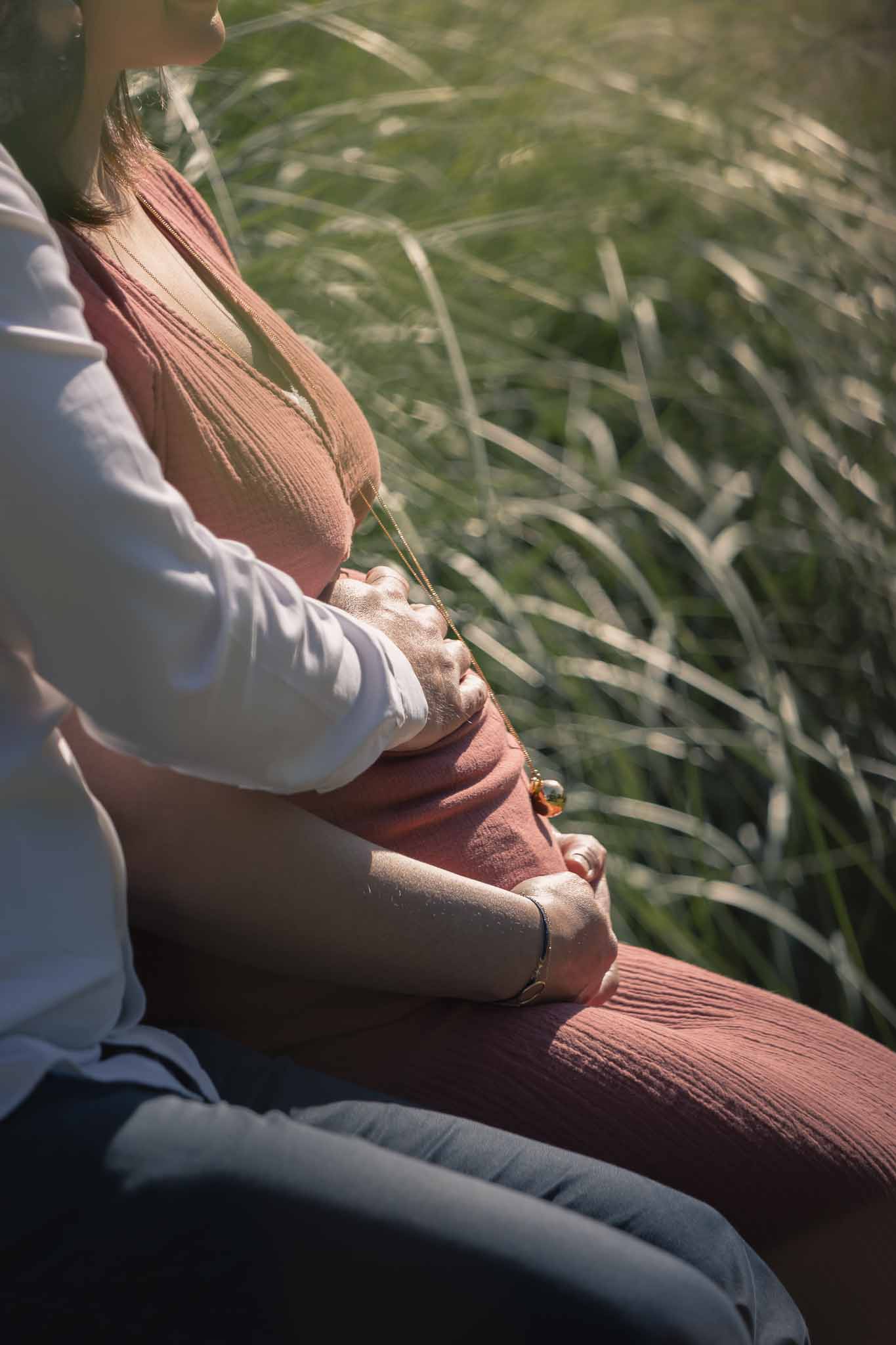 Séance photo grossesse à Évreux – Portrait poétique en couleurs, des futurs parents en Normandie
