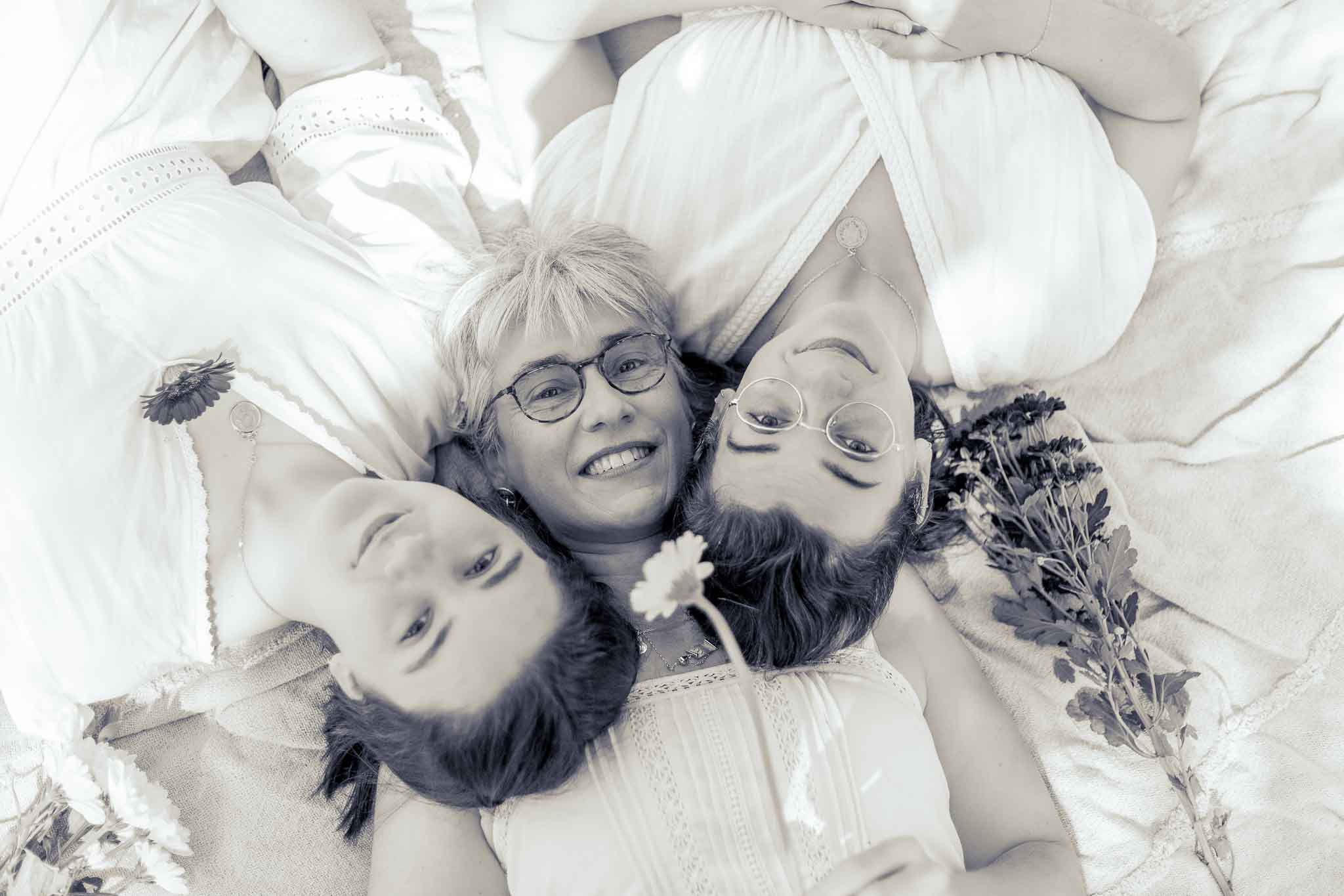 Portrait familial lumineux – Séance photo mère-filles en extérieur