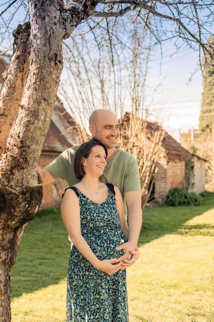 Séance photo grossesse à Évreux – Portrait poétique en couleurs, des futurs parents en Normandie