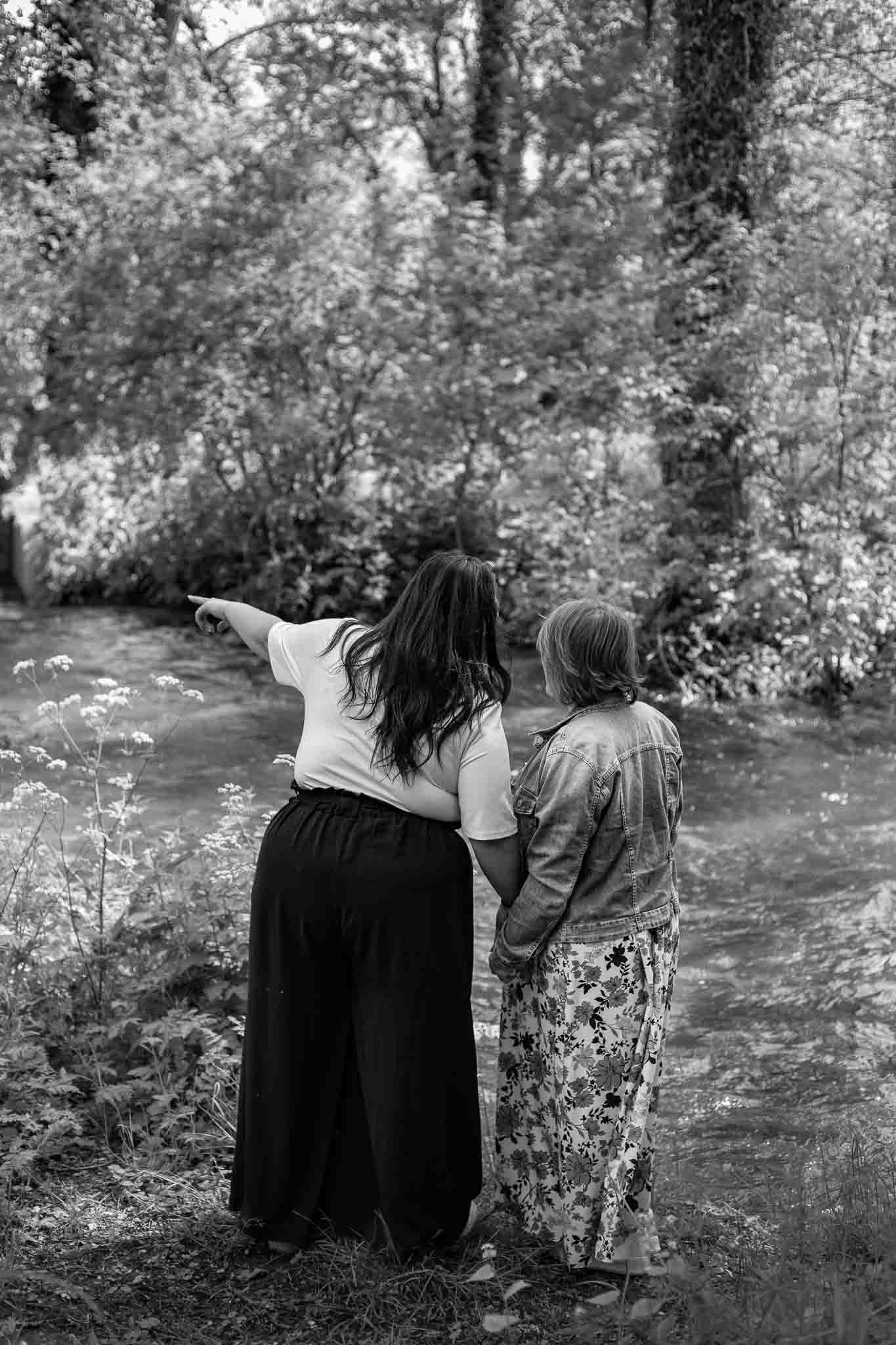 Séance photo famille en extérieur — Moment complice et authentique en noir et blanc entre mère et fille