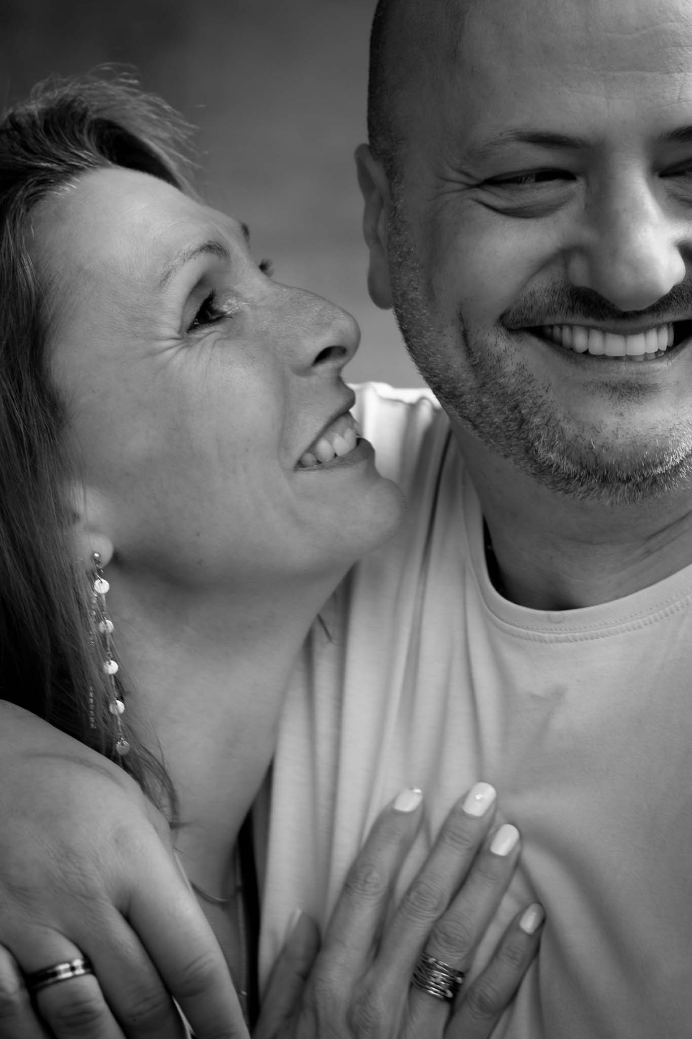  Portrait de famille — Les liens du cœur et la complicité en images d’un couple souriant