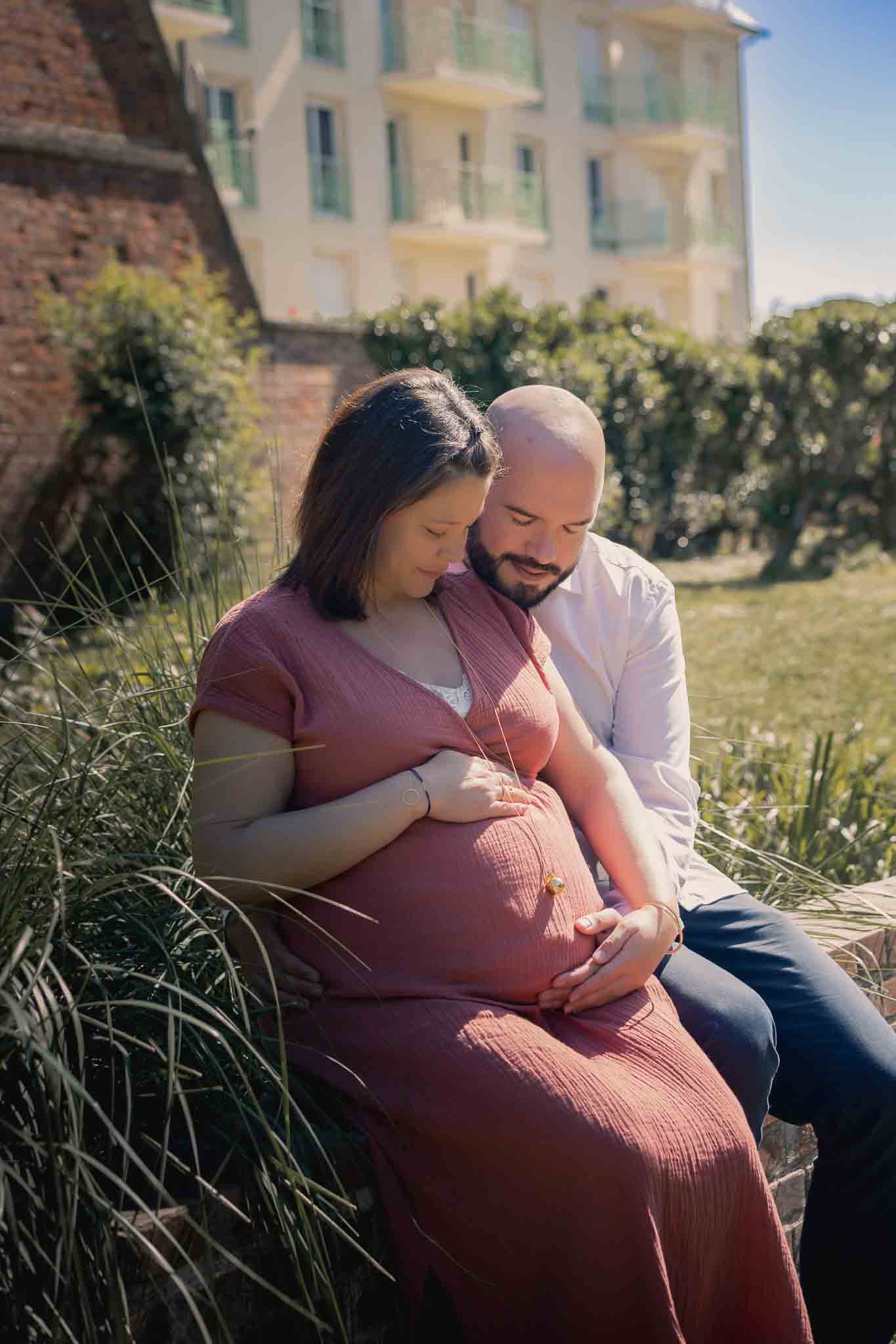Séance photo grossesse à Évreux – Portrait poétique en couleurs, des futurs parents en Normandie
