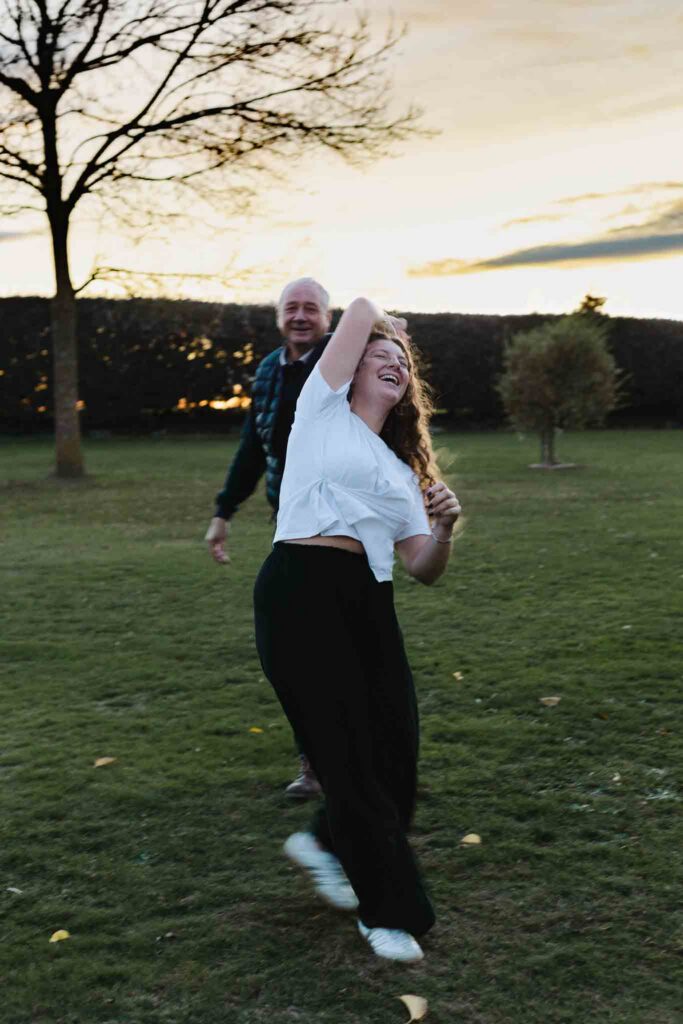 Shooting Père–Fille au coucher du soleil, moments spontanéité & rires