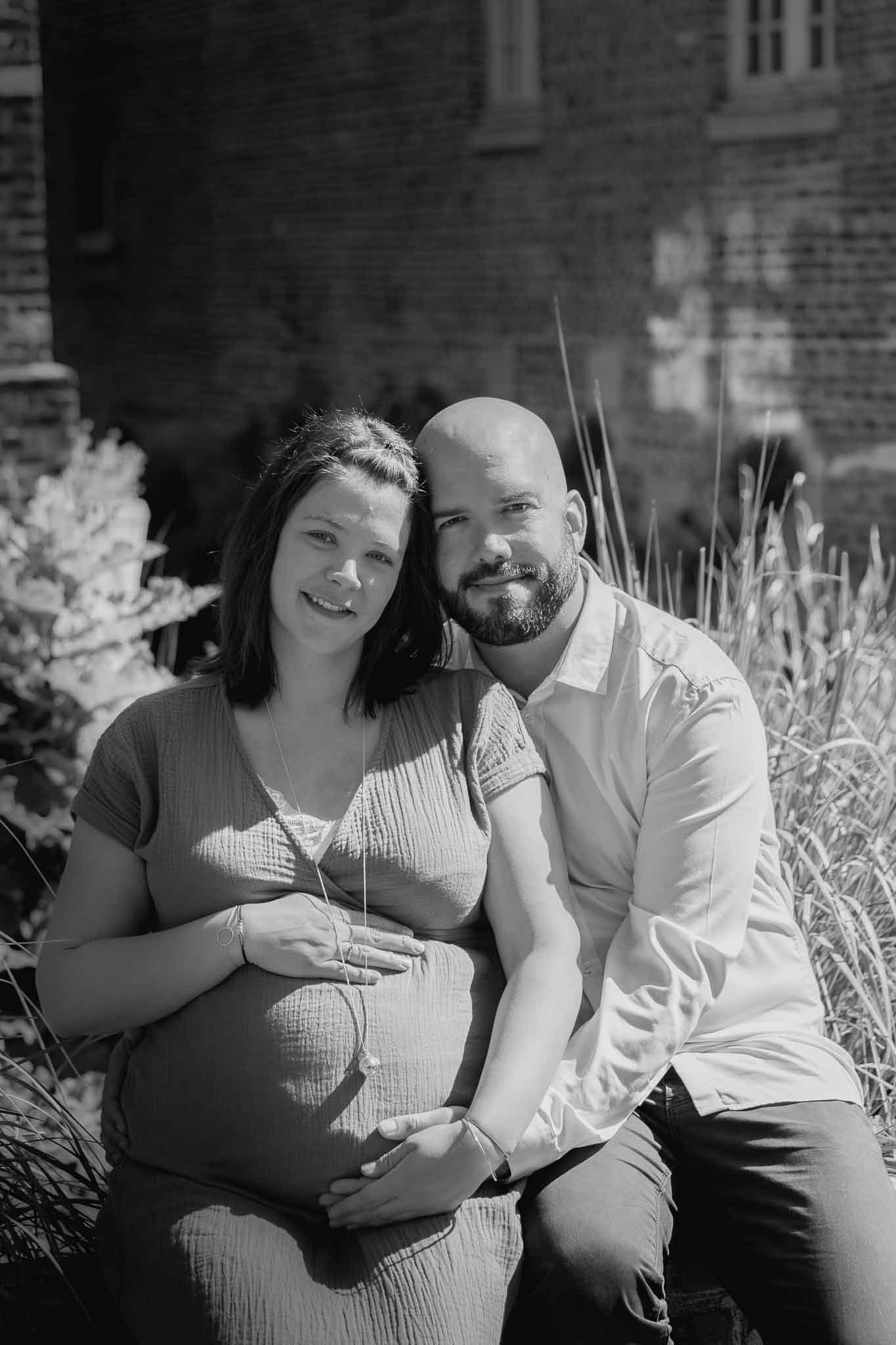 Séance photo grossesse à Louviers – Portrait poétique en noir et blanc, des futurs parents en Normandie