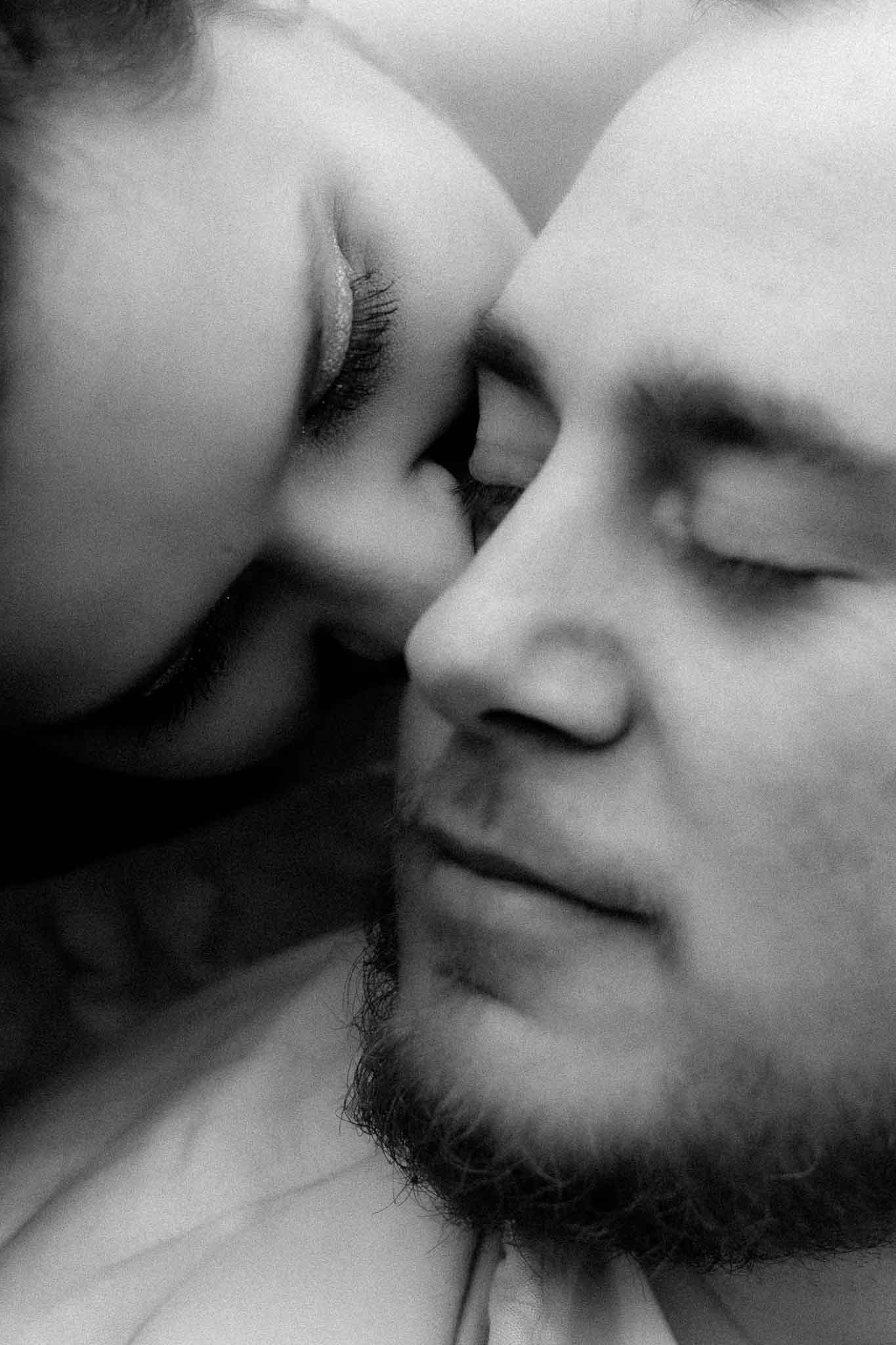 Portrait Intime de Couple en Noir et Blanc – Photographe Lifestyle à Évreux, Louviers & Acquigny
