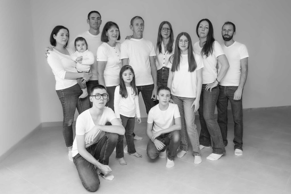 Séance photo de famille en studio – Portrait de groupe naturel et harmonieux